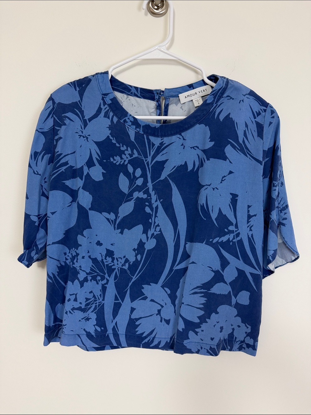 Amour Vert Two-Tone Blue Floral Short Sleeve Top